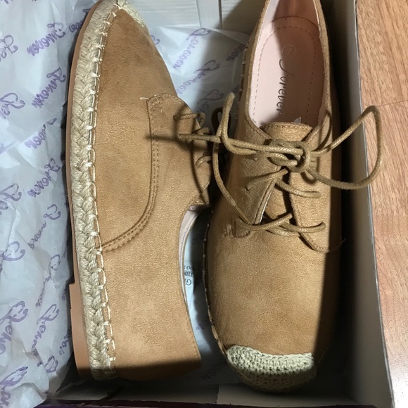 Tan Expo Oxford Shoes brand new in box! Small spot - Picture 4 of 6